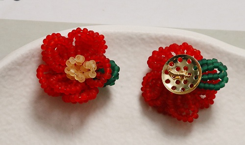 12月27日，外發(fā)手工活正規(guī)平臺，適合的串珠手工項目，開飾品加工廠，手工之家的創(chuàng)新成果大家共享，圖為飾品類串珠純手工產(chǎn)品剪影