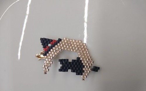 1月4日，手工活接單正規(guī)平臺，拿回家做的手工項目，開飾品加工廠，在手工之家，大家的收入合作越久越好，圖為飾品類串珠純手工產(chǎn)品剪影
