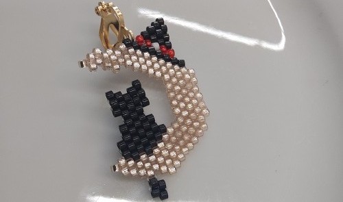 1月4日，手工活接單正規(guī)平臺，拿回家做的手工項目，開飾品加工廠，在手工之家，大家的收入合作越久越好，圖為飾品類串珠純手工產(chǎn)品剪影