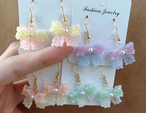 1月10日，手工活外發(fā)加工網(wǎng)，在家做串珠手工掙錢，開飾品加工廠，手工之家讓更多的人靈活掙錢增收，圖為飾品類串珠純手工產(chǎn)品剪影