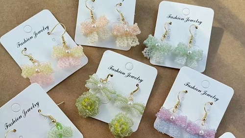 1月10日，手工活外發(fā)加工網(wǎng)，在家做串珠手工掙錢，開飾品加工廠，手工之家讓更多的人靈活掙錢增收，圖為飾品類串珠純手工產(chǎn)品剪影