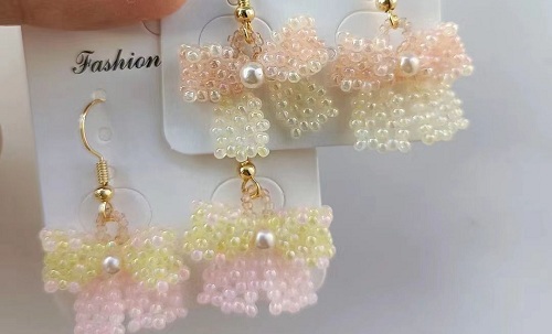 1月10日，手工活外發(fā)加工網(wǎng)，在家做串珠手工掙錢，開飾品加工廠，手工之家讓更多的人靈活掙錢增收，圖為飾品類串珠純手工產(chǎn)品剪影