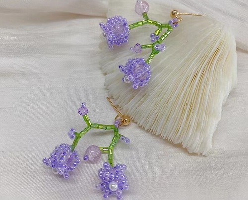 1月12日，手工活兼職招聘信息，在家做串珠手工項目掙錢，開飾品加工廠，手工之家的純手工好做，大家都喜歡，圖為飾品類串珠純手工產(chǎn)品剪影