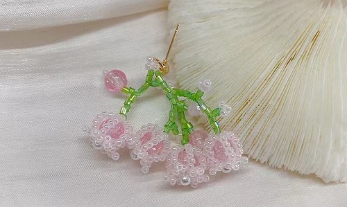 1月12日，手工活兼職招聘信息，在家做串珠手工項目掙錢，開飾品加工廠，手工之家的純手工好做，大家都喜歡，圖為飾品類串珠純手工產(chǎn)品剪影