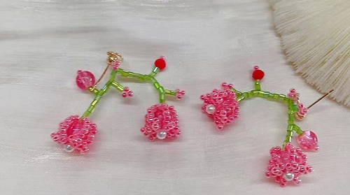 1月12日，手工活兼職招聘信息，在家做串珠手工項目掙錢，開飾品加工廠，手工之家的純手工好做，大家都喜歡，圖為飾品類串珠純手工產(chǎn)品剪影