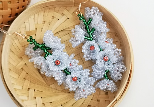 1月25日，在家能做的兼職正規(guī)，手工飾品加工廠掙錢，拿回家做的手工項(xiàng)目，手工之家是合作人員居家掙錢的依靠，圖為串珠米珠繡手工產(chǎn)品剪影