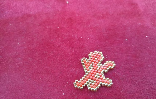 2月22日，兼職手工活外發(fā)加工在家可做，在家掙錢的好副業(yè)，開飾品加工廠，在手工之家，要掙錢就要行動起來，圖為串珠米珠繡手工產(chǎn)品剪影