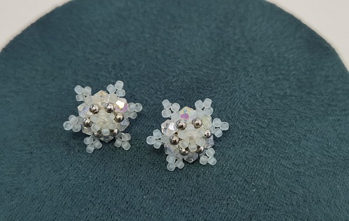 2月29日，在家里就能賺錢的工作，開飾品加工廠，居家靈活就業(yè)好副業(yè)，可信可靠，在手工之家，多總結(jié)更掙錢，圖為串珠米珠繡手工產(chǎn)品剪影