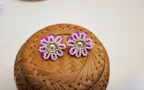 2月29日，在家里就能賺錢的工作，開飾品加工廠，居家靈活就業(yè)好副業(yè)，可信可靠，在手工之家，多總結(jié)更掙錢，圖為串珠米珠繡手工產(chǎn)品剪影