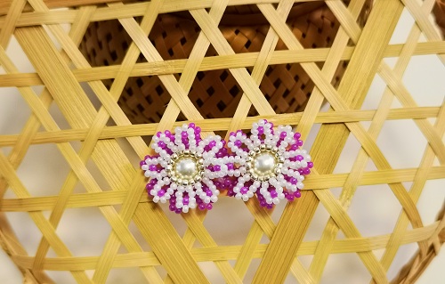 2月29日，在家里就能賺錢的工作，開飾品加工廠，居家靈活就業(yè)好副業(yè)，可信可靠，在手工之家，多總結(jié)更掙錢，圖為串珠米珠繡手工產(chǎn)品剪影