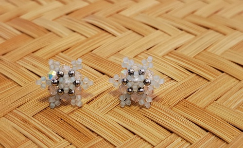 2月29日，在家里就能賺錢的工作，開飾品加工廠，居家靈活就業(yè)好副業(yè)，可信可靠，在手工之家，多總結(jié)更掙錢，圖為串珠米珠繡手工產(chǎn)品剪影