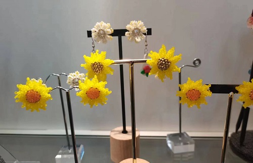 3月3日，兼職手工活外發(fā)加工在家可做，開飾品加工廠，靈活就業(yè)創(chuàng)業(yè)項目，在手工之家，多付出就有好收入，圖為串珠米珠繡手工產(chǎn)品剪影
