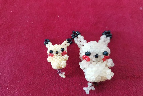 3月4日，外發(fā)加工接單平臺(tái)，正規(guī)手工加工回收項(xiàng)目，開飾品加工廠，選手工之家，掙錢的方式多，圖為串珠米珠繡手工產(chǎn)品剪影