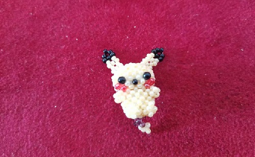 3月4日，外發(fā)加工接單平臺(tái)，正規(guī)手工加工回收項(xiàng)目，開飾品加工廠，選手工之家，掙錢的方式多，圖為串珠米珠繡手工產(chǎn)品剪影