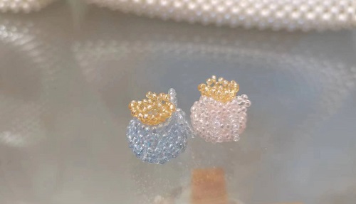 3月5日，手工活外發(fā)加工可靠嗎？在家做手工副業(yè)掙錢，開飾品加工廠，與手工之家合作，純手工的收入讓人放心，圖為串珠米珠繡手工產(chǎn)品剪影