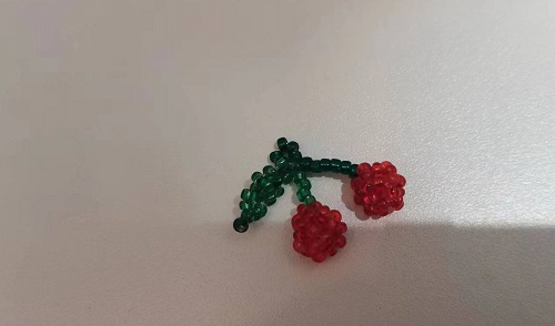 3月6日，在家能做的手工活兼職，正規(guī)可靠的手工副業(yè)，開飾品加工廠，選手工之家，合作共贏無障礙，圖為串珠米珠繡手工產(chǎn)品剪影