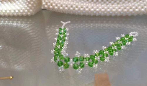 3月9日，在家做兼職的正規(guī)平臺，開飾品加工廠，居家手工好副業(yè)，與手工之家合作好好做有好回報，圖為串珠米珠繡手工產(chǎn)品剪影