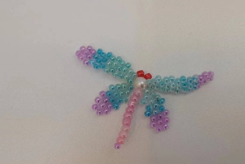 3月11日，正規(guī)手工活接單平臺(tái)，手工加工回收項(xiàng)目，開(kāi)飾品加工廠，與手工之家合作，農(nóng)村城市各有優(yōu)勢(shì)，圖為串珠米珠繡手工產(chǎn)品剪影