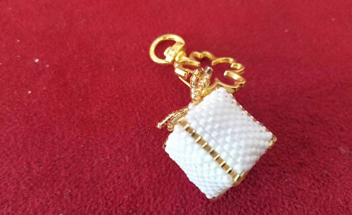 3月12日，手工活兼職可帶回家，手工靈活就業(yè)的好副業(yè)，開飾品加工廠，在手工之家，產(chǎn)品一直是事業(yè)的重點，圖為串珠米珠繡手工產(chǎn)品剪影