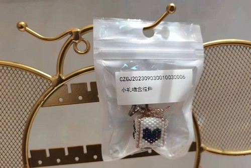3月12日，手工活兼職可帶回家，手工靈活就業(yè)的好副業(yè)，開飾品加工廠，在手工之家，產(chǎn)品一直是事業(yè)的重點，圖為串珠米珠繡手工產(chǎn)品剪影