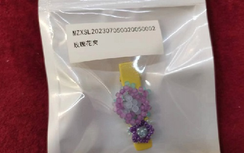3月15日，手工兼職在家做是真的嗎？開飾品加工廠，正規(guī)手工活外發(fā)加工網(wǎng)副業(yè)，做好這兩點(diǎn)，在手工之家能有更好的收入，圖為串珠米珠繡手工產(chǎn)品剪影