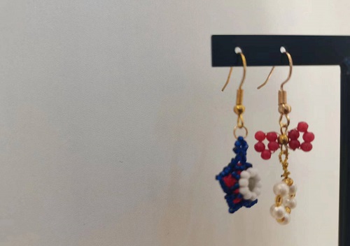 3月20日，在家怎么接手工活掙錢，在家做兼職的正規(guī)平臺(tái)，開飾品加工廠，在手工之家，加工銷售都會(huì)培訓(xùn)讓大家能做好，圖為飾品類串珠手工產(chǎn)品剪影