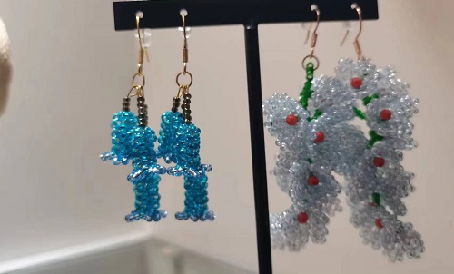 3月20日，在家怎么接手工活掙錢，在家做兼職的正規(guī)平臺(tái)，開飾品加工廠，在手工之家，加工銷售都會(huì)培訓(xùn)讓大家能做好，圖為飾品類串珠手工產(chǎn)品剪影