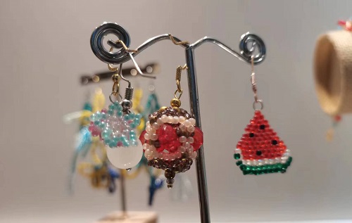 3月20日，在家怎么接手工活掙錢，在家做兼職的正規(guī)平臺(tái)，開飾品加工廠，在手工之家，加工銷售都會(huì)培訓(xùn)讓大家能做好，圖為飾品類串珠手工產(chǎn)品剪影