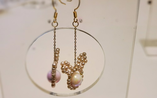3月30日，在家兼職手工活，靈活就業(yè)創(chuàng)業(yè)手工副業(yè)，開飾品加工廠，在手工之家，良好的合作來源大家的了解，圖為串珠米珠繡手工產(chǎn)品剪影