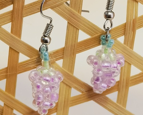 3月30日，在家兼職手工活，靈活就業(yè)創(chuàng)業(yè)手工副業(yè)，開飾品加工廠，在手工之家，良好的合作來源大家的了解，圖為串珠米珠繡手工產(chǎn)品剪影