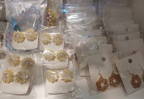 3月31日，附近有沒有兼職手工活，在家做的手工副業(yè)，開飾品加工廠，在手工之家，純手工項目很好做，圖為飾品類串珠手工產品剪影