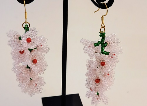 4月4日，在家兼職手工活，帶回家做的手工項(xiàng)目，開(kāi)飾品加工廠，在手工之家，適合做自然收入好，圖為串珠米珠繡手工產(chǎn)品剪影