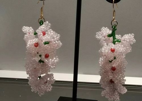 4月4日，在家兼職手工活，帶回家做的手工項(xiàng)目，開(kāi)飾品加工廠，在手工之家，適合做自然收入好，圖為串珠米珠繡手工產(chǎn)品剪影