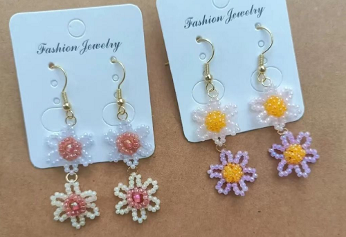4月6日，手工活接單正規(guī)平臺(tái)，可靠的串珠手工，開飾品加工廠，在手工之家，時(shí)間越長(zhǎng)、合作越穩(wěn)、收入越好，圖為串珠米珠繡手工產(chǎn)品剪影