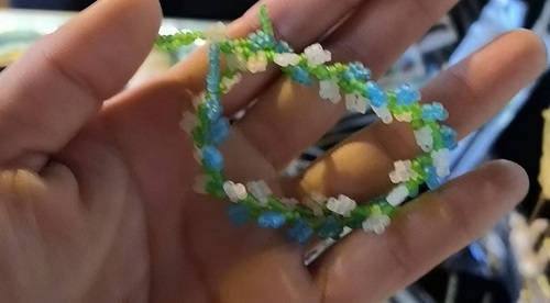 4月7日，在家可以做的兼職工作，拿回家做的手工項目，開飾品加工廠，在手工之家，產品選的好、收入會更好，圖為串珠米珠繡手工產品剪影