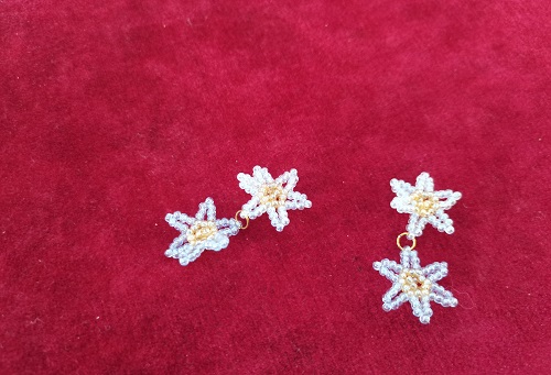 4月23日，手工活外發(fā)加工網(wǎng)，靈活就業(yè)好項(xiàng)目，開飾品加工廠，在手工之家，付出多收入好，圖為飾品類串珠純手工產(chǎn)品剪影