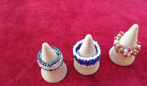 4月30日，手工活從哪里找廠家，可靠的串珠手工項(xiàng)目，靈活就業(yè)好手工，在手工之家，產(chǎn)品始終是發(fā)展的重點(diǎn)之一，圖為飾品類(lèi)串珠純手工產(chǎn)品剪影