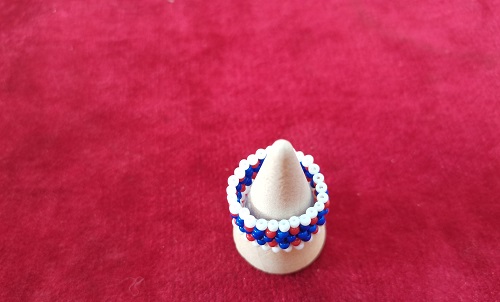 4月30日，手工活從哪里找廠家，可靠的串珠手工項(xiàng)目，靈活就業(yè)好手工，在手工之家，產(chǎn)品始終是發(fā)展的重點(diǎn)之一，圖為飾品類(lèi)串珠純手工產(chǎn)品剪影