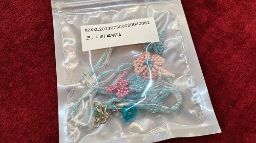 5月2日，在家能掙錢的正規(guī)手工，靈活就業(yè)串珠手工項目，開飾品加工廠，在手工之家，合作要先看自己的實際情況，圖為飾品類串珠純手工產(chǎn)品剪影