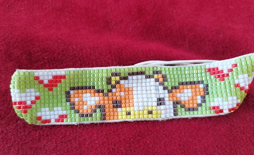 5月17日，在家里就能賺錢的工作，開手工加工廠，居家手工靈活就業(yè)創(chuàng)業(yè)，在手工之家，手工事業(yè)全面發(fā)展，圖為串珠米珠繡純手工產(chǎn)品剪影