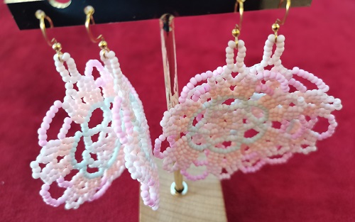 5月26日，手工活外發(fā)加工正規(guī)的廠家，開手工加工廠，靈活就業(yè)創(chuàng)業(yè)，與手工之家合作，自由靈活把錢掙，圖為串珠米珠繡純手工產(chǎn)品剪影