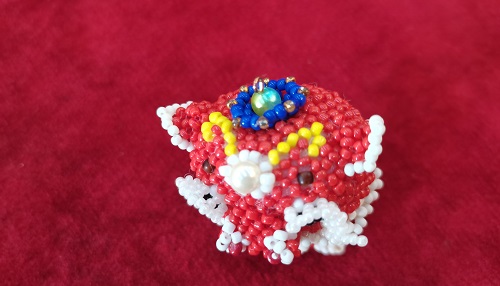 5月28日，手工活外發(fā)一手貨源，開飾品手工加工廠，在家兼職手工活掙錢，與手工之家合作，可信可靠，圖為串珠米珠繡純手工產(chǎn)品剪影