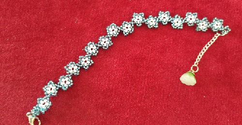 6月1日，手工活外發(fā)是真的嗎，開(kāi)手工加工廠，靈活就業(yè)做手工掙錢(qián)，在手工之家，全力以赴讓大家有更好的收獲，圖為串珠米珠繡純手工產(chǎn)品剪影