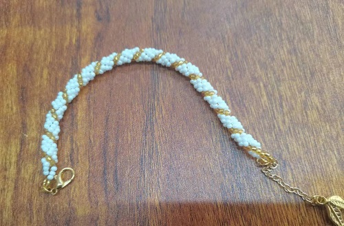 6月12日，手工活兼職可帶回家，開飾品加工廠，居家靈活就業(yè)創(chuàng)業(yè)好選擇，在手工之家，純手工有特點(diǎn)、能掙錢，圖為串珠米珠繡手工產(chǎn)品剪影