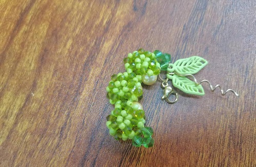 6月16日，手工兼職在家做是真的嗎，開(kāi)手工加工廠，在家做的手工好副業(yè)，選手工之家，因?yàn)檫@里堅(jiān)持發(fā)展純手工事業(yè)，圖為串珠米珠繡純手工產(chǎn)品剪影