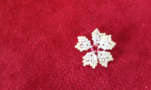 7月4日，在家里就能賺錢的工作，開手工加工廠，居家手工靈活就業(yè)創(chuàng)業(yè)，手工之家的創(chuàng)新讓產品更有市場，圖為串珠米珠繡純手工產品剪影