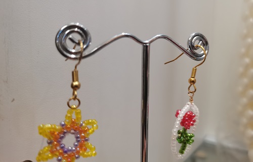 7月5日，手工活外發(fā)加工正規(guī)的廠家，開(kāi)手工加工廠，拿回家做的手工活，大家與手工之家一起努力、一起收獲成長(zhǎng)，圖為串珠米珠繡純手工產(chǎn)品剪影