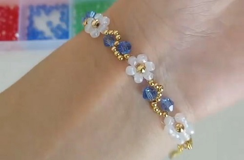 7月7日，手工活外發(fā)加工正規(guī)廠家直接發(fā)貨，手工靈活就業(yè)好選擇，開手工加工廠，手工之家始終重視外發(fā)加工，圖為飾品類串珠手工產(chǎn)品剪影