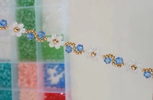 7月7日，手工活外發(fā)加工正規(guī)廠家直接發(fā)貨，手工靈活就業(yè)好選擇，開手工加工廠，手工之家始終重視外發(fā)加工，圖為飾品類串珠手工產(chǎn)品剪影