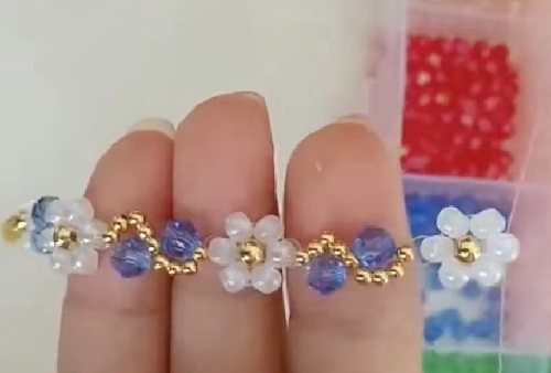 7月7日，手工活外發(fā)加工正規(guī)廠家直接發(fā)貨，手工靈活就業(yè)好選擇，開手工加工廠，手工之家始終重視外發(fā)加工，圖為飾品類串珠手工產(chǎn)品剪影